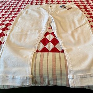 New with tags,  size 22 Levi’s Signature capris.